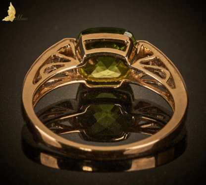 Współczesny pierścionek z perydotem ok. 2,70 ct w żółtym i białym złocie