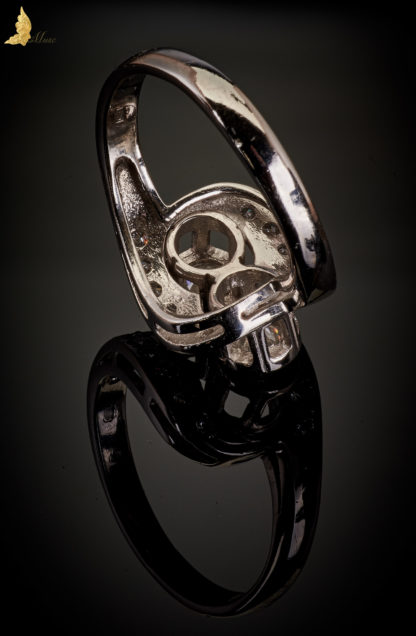 Futurystyczny pierścionek z brylnatami 'podwójnie zaręczynowy' w białym złocie 14K