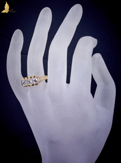 Powojenny pierścionek z 3 brylantami inspirowany Art Deco