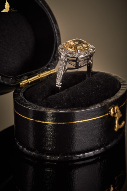 Ręcznie wykonany pierścionek z żółtym Szafirem i Brylantami w 18 K złocie