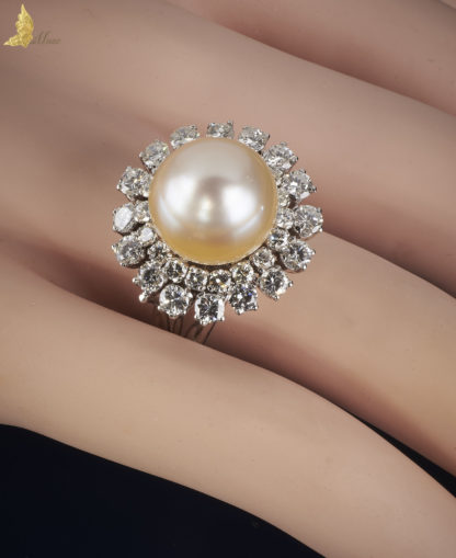 Pierścionek Vintage Perła w koronie z brylantów w 18K białym złocie