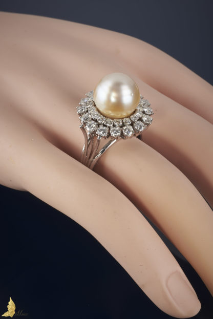 Pierścionek Vintage Perła w koronie z brylantów w 18K białym złocie