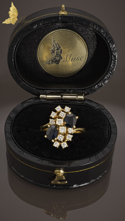 Włoski pierścionek 2 Szafiry z brylantami w złocie pr. 750