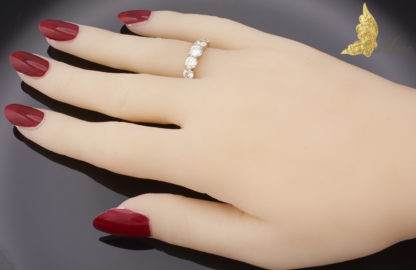 Brylantowy pierścionek La Muse - półobrączka z brylantami o masie 1,65 ct