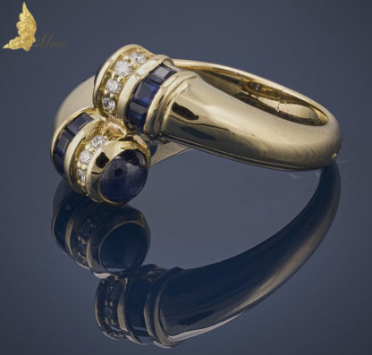 Włoski pierścionek 'pętla' z szafirami i brylantami w 18K żółtym złocie