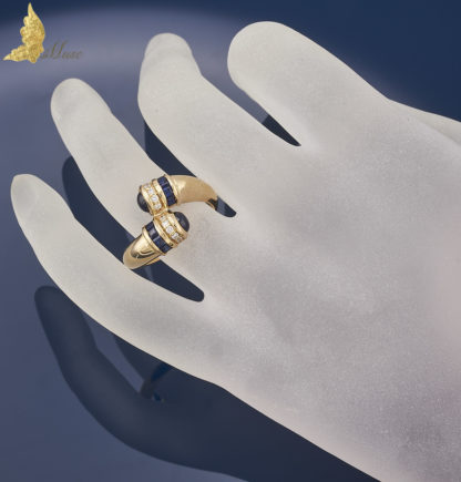 Włoski pierścionek 'pętla' z szafirami i brylantami w 18K żółtym złocie