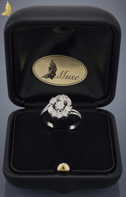 Polski pierścionek z brylantami 'fala' ok. 1,25 ct w białym złocie pr.750