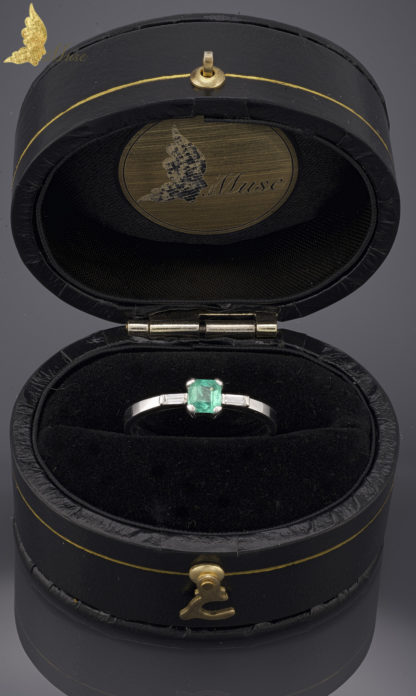 Delikatny pierścionek zaręczynowy ze szmaragdem i 2 bagietami diamentowymi w białym złocie