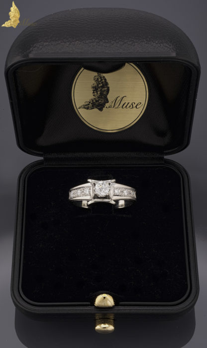 Pierścionek zaręczynowy z brylantami w białym złocie