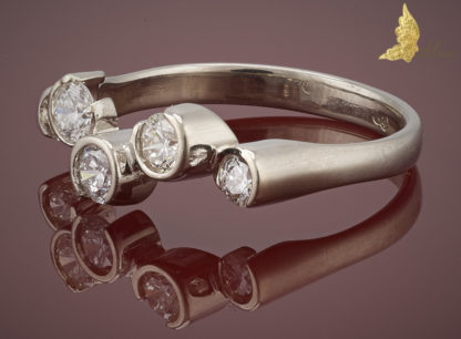 Fantazyjny pierścionek z 5 brylantami 0,715 ct w białym złocie 14K, proj. J. Baron