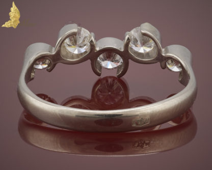Fantazyjny pierścionek z 5 brylantami 0,715 ct w białym złocie 14K, proj. J. Baron
