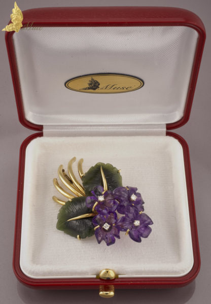 Brosza w formie kwiatów z ametystami, nefrytami i brylantami w żółtym złocie , XXw. lata 40-te