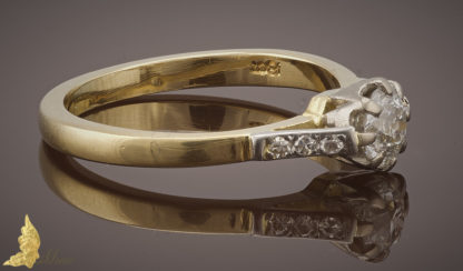 Międzywojenny pierścionek z brylantami ok. 0,50 ct w 18K złocie