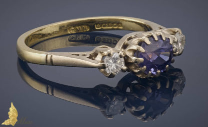 Powojenny pierścionek z szafirem i 2 brylantami w 18K złocie, Anglia