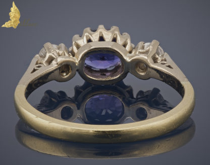 Powojenny pierścionek z szafirem i 2 brylantami w 18K złocie, Anglia