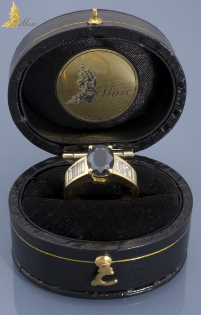 Pierścionek sygnet damski z szafirem ok. 2,50 ct i bagietami diamentowymi w żółtym złocie 18K