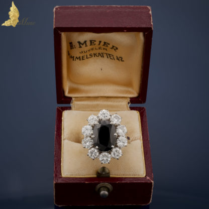 Pierścionek z dużym szafirem ok. 5,50 ct i brylantami ok. 2,70 ct w białym złocie 18K
