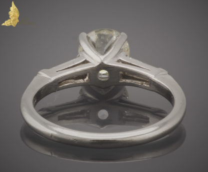 Platynowy pierścionek zaręczynowy z brylantem w dawnym szlifie 1,06 i z bagietami diamentowymi
