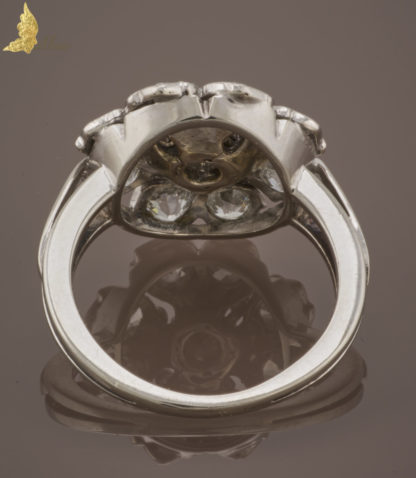 Antyczny pierścionek z brylantami w dawnych szlifach ok. 1,50 ct w białym złocie 14K