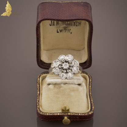 Antyczny pierścionek z brylantami w dawnych szlifach ok. 1,50 ct w białym złocie 14K