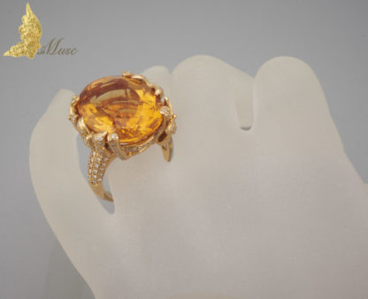 Francuski pierścień z cytrynem ok. 12 ct i brylantowymi motylami ok. 1 ct w żółtym złocie pr.750