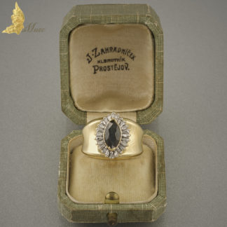 Szeroki pierścionek z szafirem ok. 1 ct i brylantami w 18 K złocie