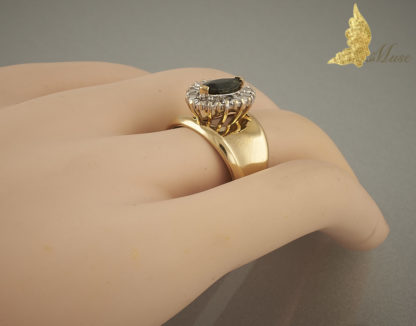 Szeroki pierścionek z szafirem ok. 1 ct i brylantami w 18 K złocie