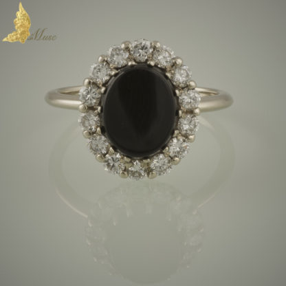 Pierścionek z onyksem i brylantami ok. 0,70 ct VS, w białym złocie 14K