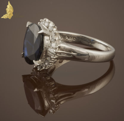 Platynowy pierścionek z szafirem 3,07 ct i diamentami 0,32 ct