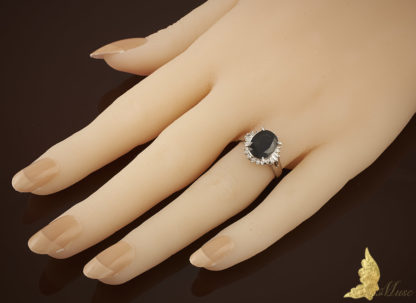 Platynowy pierścionek z szafirem 3,07 ct i diamentami 0,32 ct