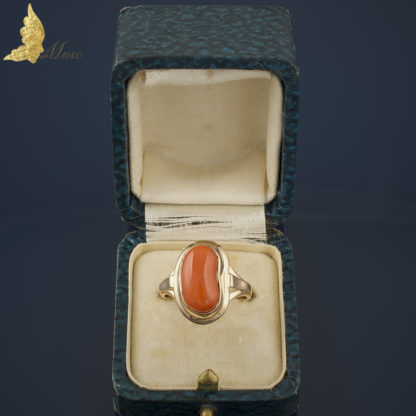 Pierścionek Art Deco z koralem w złocie pr. 583