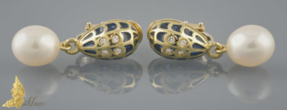 Kolczyki z perłami, błękitną emalią i brylantami w żółtym złocie 14K