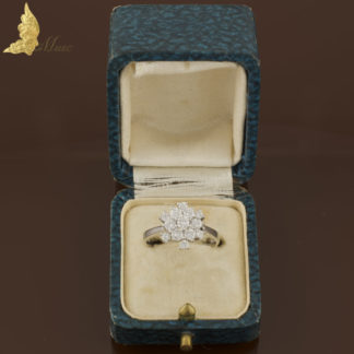 Pierścionek daisy w brylantowych płatkach ok. 0,80 ct w białym złocie 14K