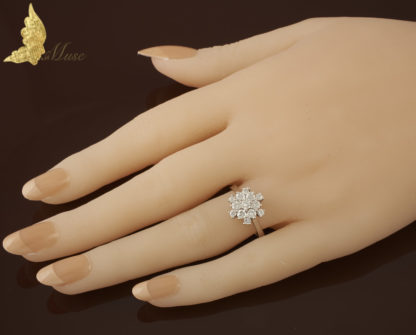 Pierścionek daisy w brylantowych płatkach ok. 0,80 ct w białym złocie 14K