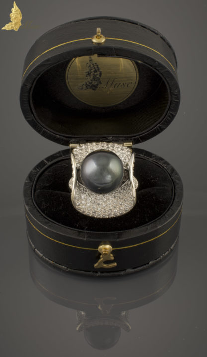 Pierścionek z perłą Tahiti i brylantami ok. 2,50 ct w 18K białym złocie, Francja