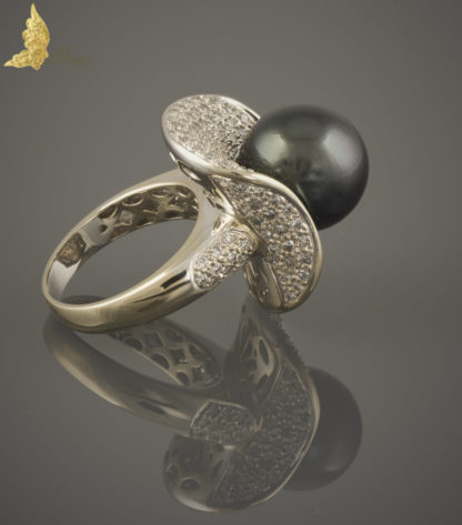 Pierścionek z perłą Tahiti i brylantami ok. 2,50 ct w 18K białym złocie, Francja