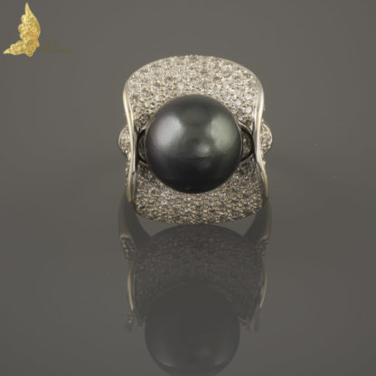 Pierścionek z perłą Tahiti i brylantami ok. 2,50 ct w 18K białym złocie, Francja