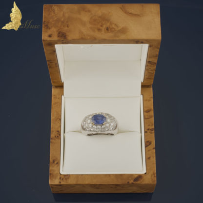 Francuski pierścionek-sygnet z szafirem birmańskim i brylantami w 18K białym złocie