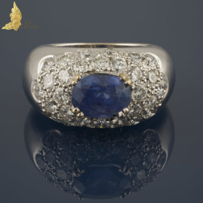 Francuski pierścionek-sygnet z szafirem birmańskim i brylantami w 18K białym złocie