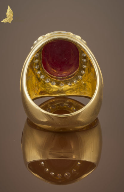 Sygnet karmazycja z rubinem gwiaździstym ok. 13,5 ct i brylantami ok. 1 ct w żółtym złocie 18K