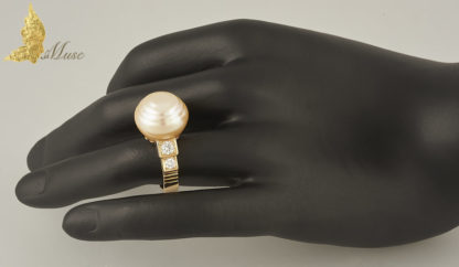 Pierścionek z perłą i brylantami w żółtym złocie 18K, Francja I poł. XX w.