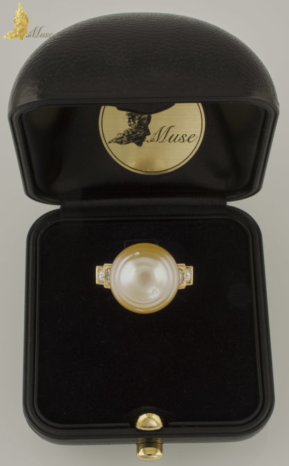 Pierścionek z perłą i brylantami w żółtym złocie 18K, Francja I poł. XX w.