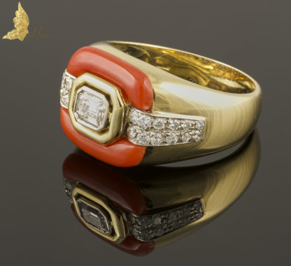 Powojenny pierścionek-sygnet z brylantami, koralem w 18K żółtym złocie