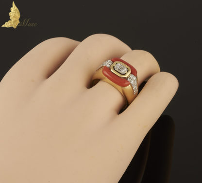 Powojenny pierścionek-sygnet z brylantami, koralem w 18K żółtym złocie