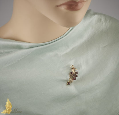 Antyczna brosza w formie gałązki z granatami w szlifie rozetowym i perełkami, XIX w.