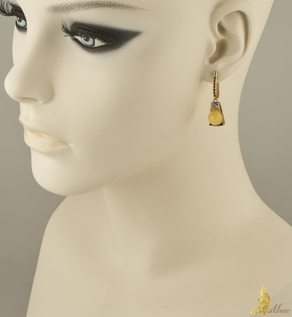 Kolczyki Reverie z bursztynem Royal Amber i Cejlońskimi szafirami, w żółtym złocie 18K