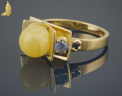 Pierścionek z Royal Amber i szafirami projektu Jacka Barona z serii Reverie, w 18K żółtym złocie