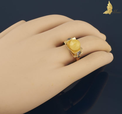 Pierścionek z Royal Amber i szafirami projektu Jacka Barona z serii Reverie, w 18K żółtym złocie