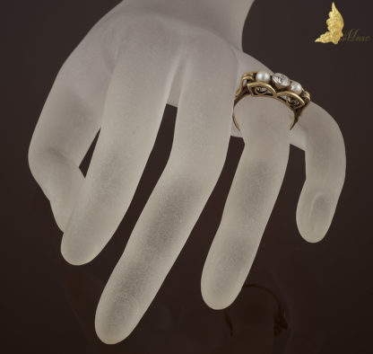 Pierścionek Art Deco z brylantem i 2 perłami w żółtym złocie 14K
