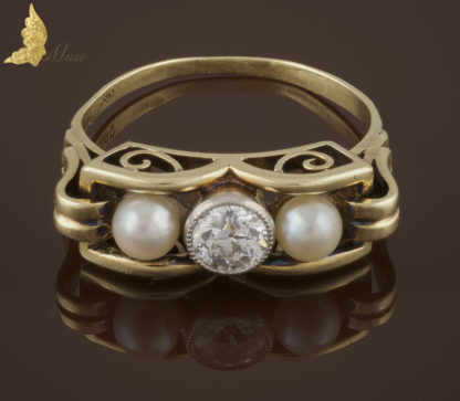 Pierścionek Art Deco z brylantem i 2 perłami w żółtym złocie 14K